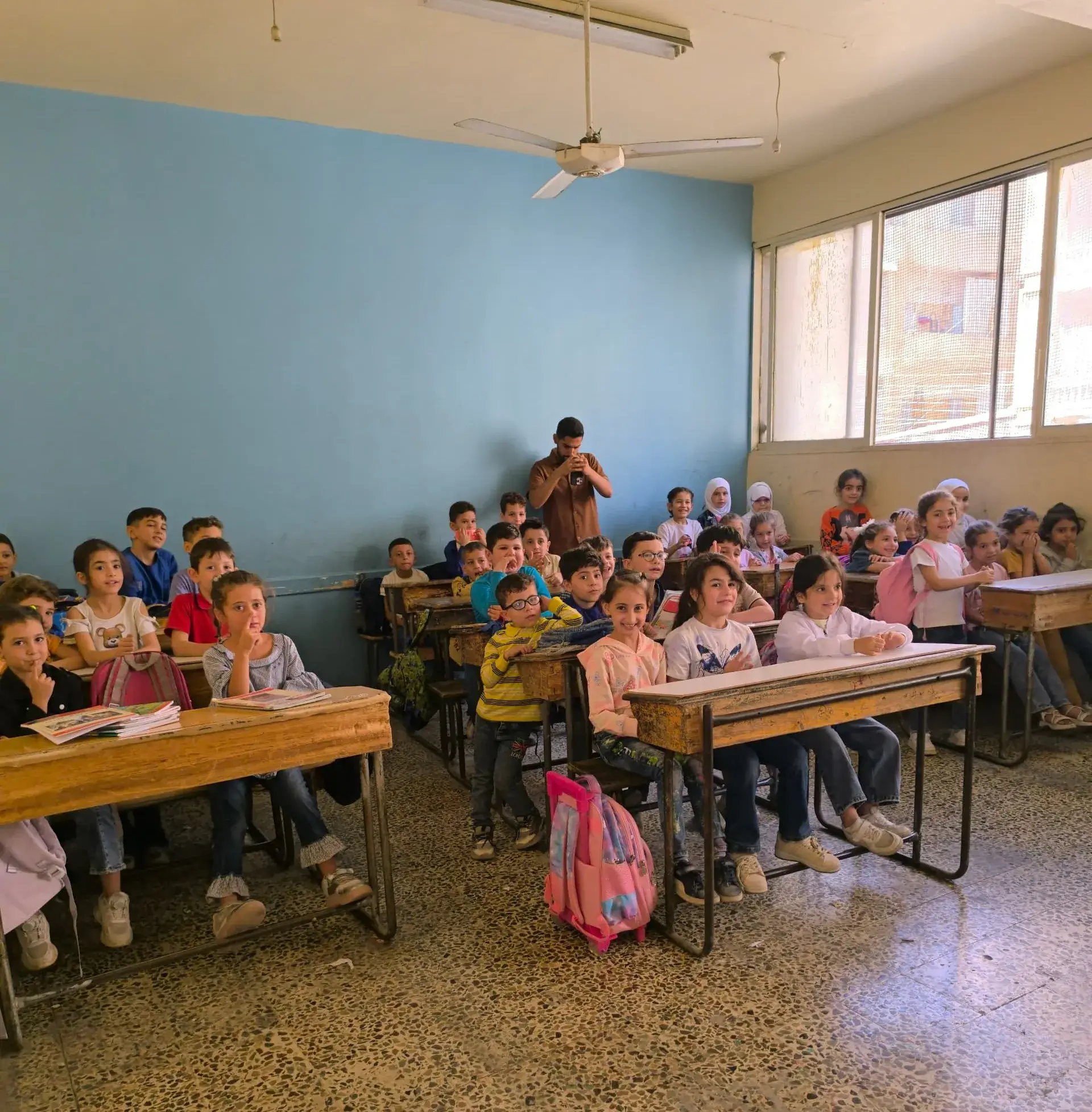 Verteilung von Schulranzen und Materialien