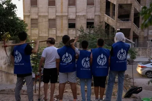 Foto des Al-Ghaith Freiwilligenteams während der Feldarbeit